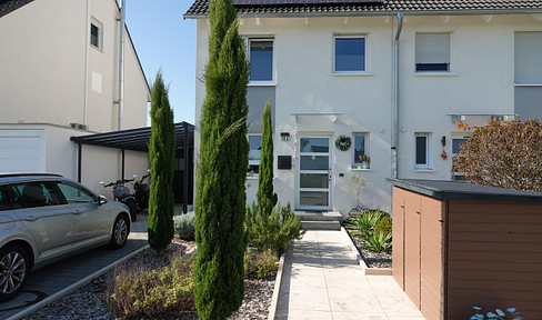 Living close to nature: Light-flooded semi-detached house in a quiet location