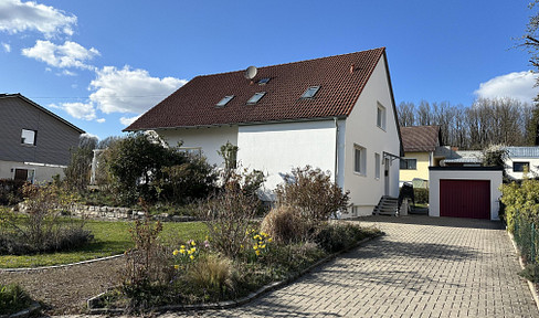 Geräumiges Einfamilienhaus mit schönem Naturgarten und Einzelgarage