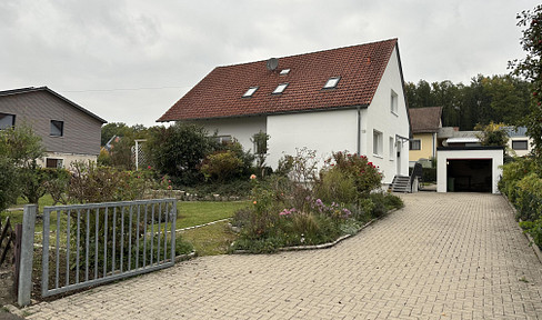 Geräumiges Einfamilienhaus mit schönem Naturgarten und Einzelgarage