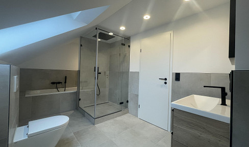 High-quality, energy-efficiently refurbished 4-room apartment with balcony and 2 parking spaces