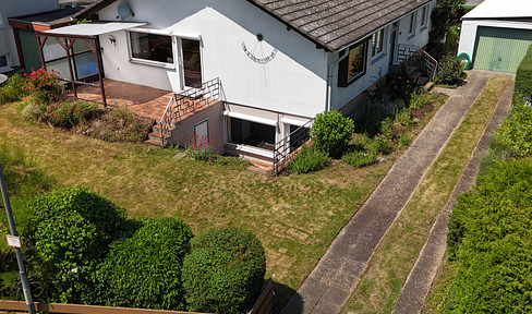 Detached house with spacious garden, swimming pool and garage