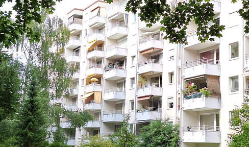 High-quality, completely renovated 3-room first floor terrace apartment in Munich, Fürstenried, on the edge of the forest