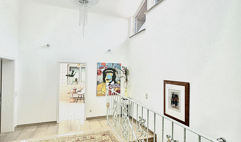 Top location Geigersberg: Light-flooded house with spacious garden in a quiet top location.