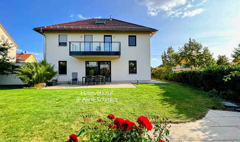 As good as new detached house (2016) with large plot of land