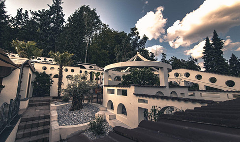 Traditional hotel with 30+ guest rooms, 2 restaurants (indoor/outdoor) & beautiful garden!