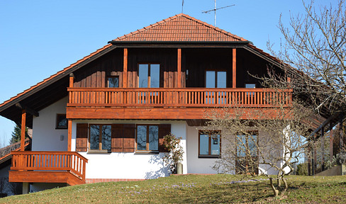 Solid detached house with large plot for designers and families