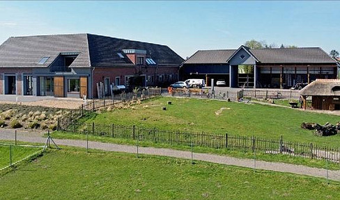 Commission-free Exclusive square courtyard near Düsseldorf