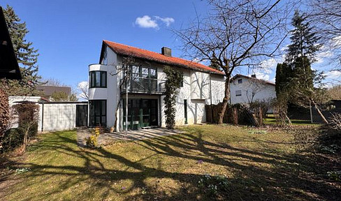 First occupancy after renovation - Stylish semi-detached house in Krailling