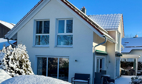 Light-flooded, lovingly maintained detached house