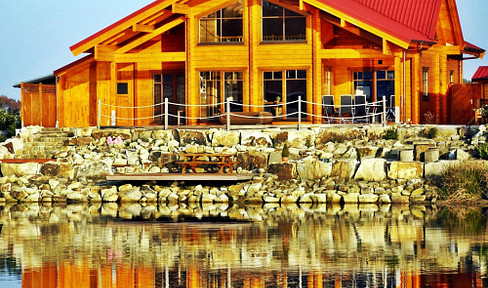 Freistehendes Blockbohlenhaus direkt am See