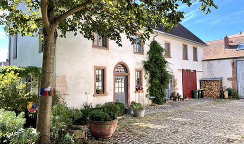 Spacious detached house in historic three-sided courtyard