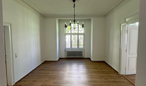 Beautiful, well-maintained 4-room apartment in a building shared by three households.