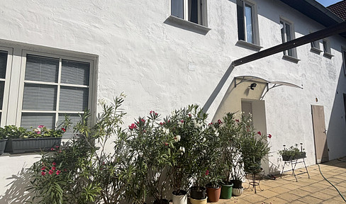 Schönes Mehrfamilien-Wohnhaus mit Potenzial: Mehrere Wohneinheiten, Büro/Werkstatt möglich