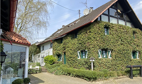 Rarity - Rarely beautiful main house on a romantic courtyard complex