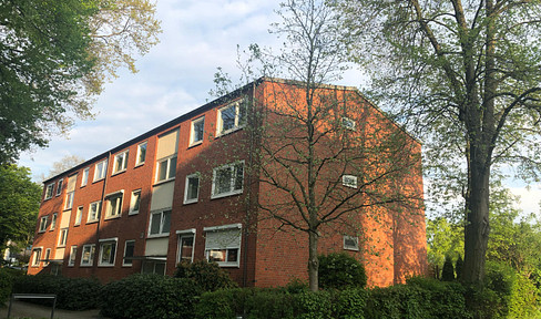 For sale by owner: Bright, quiet 2.5-room apartment in the family-friendly Niendorf district of Hamburg.