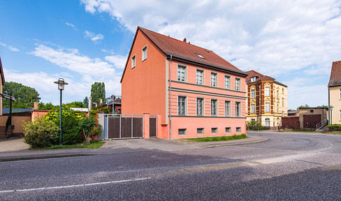 Stadthaus mit 3 Wohneinheiten & 1 Gewerbe/Restaurant in Gransee