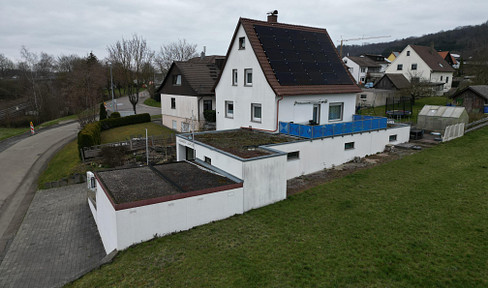 Energy efficiency rating A, bright, 4.5-room detached house with a large garden, plus 130 square meters of commercial space with flexible usage options.