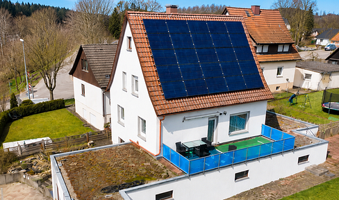 Commission-free: 125 m² living space + approximately 130 m² commercial space | Energy efficiency class A | 1,085 m² plot of land.