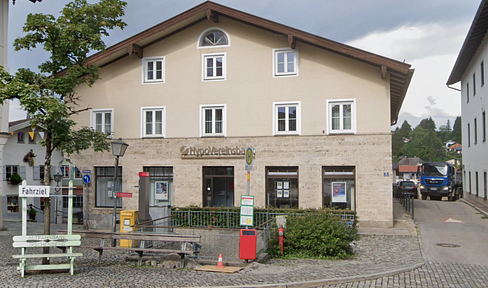 Large commercial unit in the city center | Apartments and garden available upon request | Suitable for office, retail, storage, or other commercial uses.