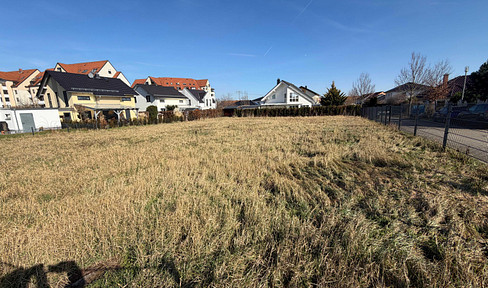 Land for sale in Markranstädt, in the "Am See" residential area, suitable for building a detached house or a two-family house. No developer involved.