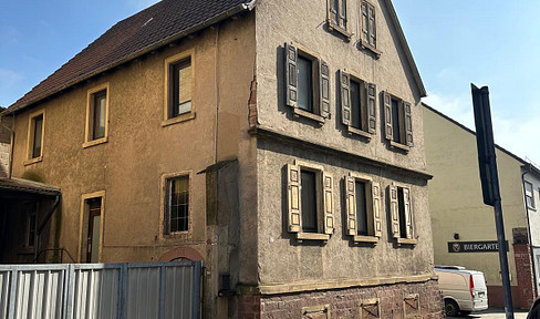 Historic building in the old town with development potential – suitable for conversion into a boarding house or multi-family dwelling.