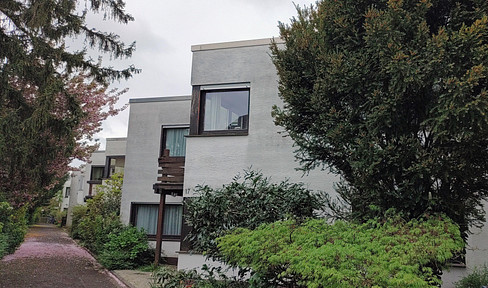 Spacious terraced house with a separate apartment and a sunny atrium garden.