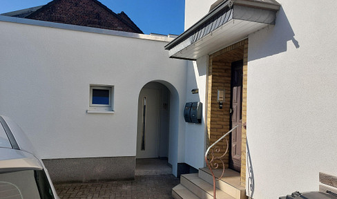 Zweifamilienhaus mit 2 Einheiten, PV-Anlage und energieeffizienter Wärmepumpe.