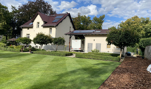 Villa in Berlin Kaulsdorf, energetically renovated on a large plot with a park-like design