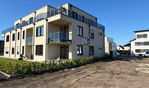 BRAND NEW APARTMENT, FIRST OCCUPANCY! Modern 4-room apartment with balcony. KfW-40 standard, underfloor heating, and excellent layout.