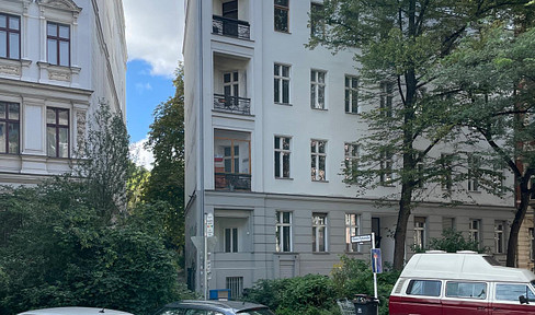 Beautiful apartment in a historic building near Viktoriapark, available directly from the owner, no agency fees.