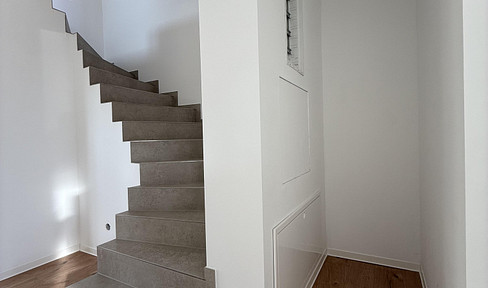 Stilvolle 4 Zimmer Neubau Maisonettewohnung mit Hausgefühl – 3 Schlafzimmer, Balkon