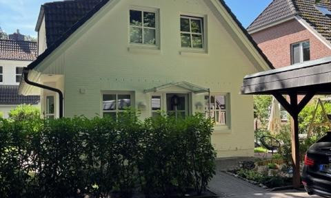 Von privat: Gepflegtes Einfamilienhaus mit Garten in ruhiger Waldrandlage