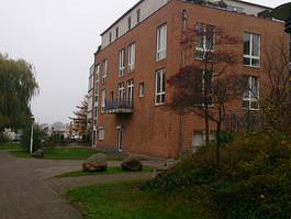 Comfortable 2-in-1 unit on the waterfront can be used as a private residence and/or office