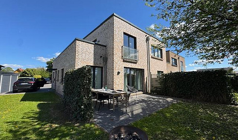 End terraced house in mint condition in quiet private street