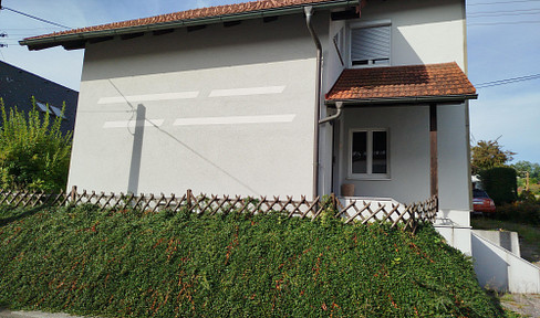 Familienhaus mit Extra-Optionen: 2 Wohneinheiten, Gartenhütte mit Ofen & Montagegrube in der Garage