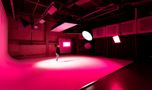 Modernes Video- Film- und Fotostudio - Hohlkehle - mit Büro (optional) zu vermieten