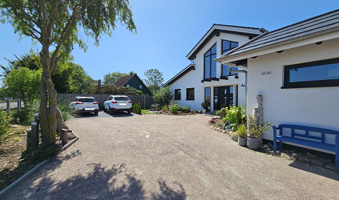 Modernes Architektenhaus mit offener Galerie & Einliegerwohnung in Saal