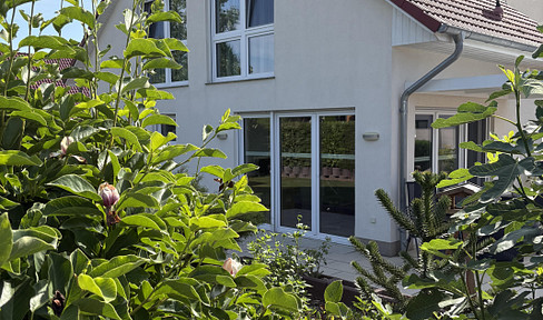 Two well-maintained single-family homes on a property in Waren (Müritz) are looking for new residents.