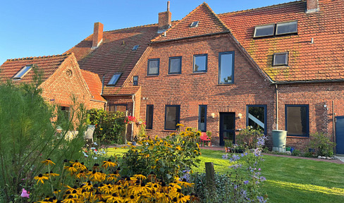 Living in a historic schoolhouse - close to the Baltic Sea, idyllic garden, far-reaching views