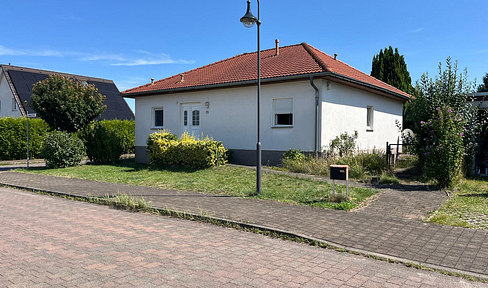 Spacious bungalow with approximately 194 square meters of living space, a full basement, and a garage – available without commission.