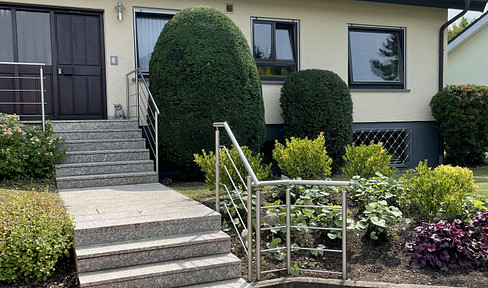 Großzügiges, helles Einfamilienhaus mit Einliegerwohnung, Massivbauweise, in ruhiger Sackgassenlage