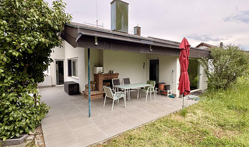 For sale by owner: A quiet single-family home with a separate apartment and unobstructed views of the surrounding greenery.
