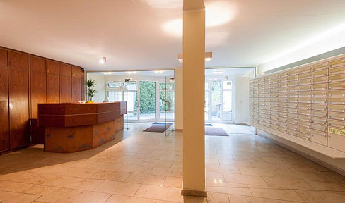 Exklusives Terrassen-Apartment in gehobener Wohnanlage mit Einbauküche in München Lehel