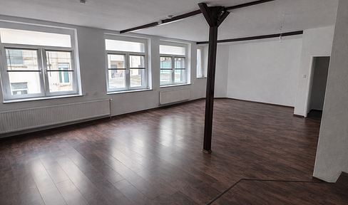 Live close to the city, yet enjoy peace and quiet: 105 m² with a brand new dream kitchen, parking space, and top-quality renovations!