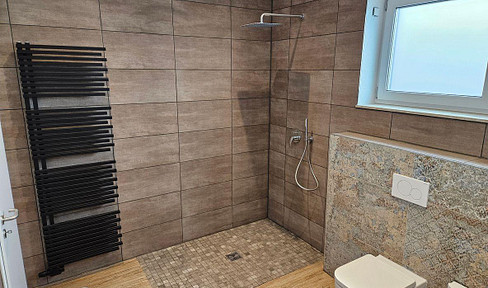 Schöne große 3  Zimmer-Wohnung mit Terrasse und Garten