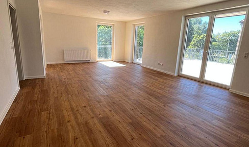 Exclusive, completely renovated 4-room apartment with 40m² roof terrace in a quiet location in Selb