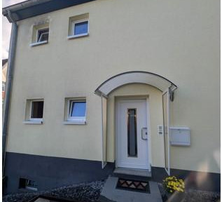 Well-kept semi-detached house with terrace, garage and parking space