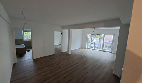 Erstbezug! 3 Zimmer Wohnung, Einbauküche, Tageslichtbad (Badewanne), Gäste WC, Balkon, Stellplatz