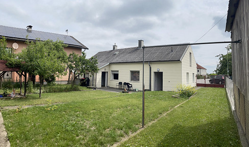Detached house with beautiful garden and outbuilding