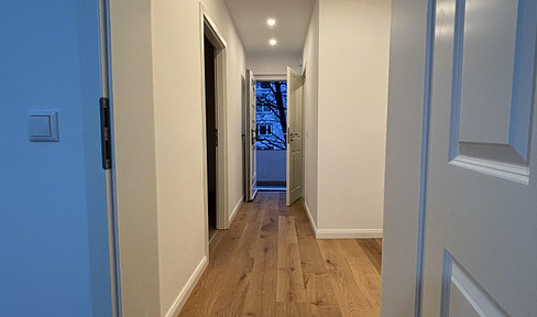 Zentrale, hochwertig kernsanierte Wohnung mit zwei Zimmern und neuer Einbauküche